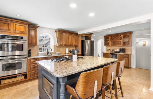 Prairie Village House | The Hawthorn - Walkable to PV shops + Pet Friendly!