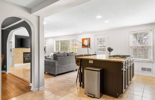 Prairie Village House | The Hawthorn - Walkable to PV shops + Pet Friendly!