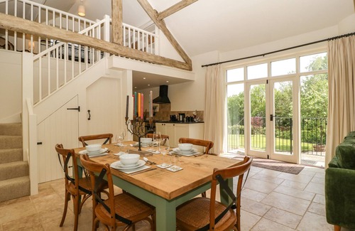 Honiton Cottage | THE HAYLOFT, romantic, with hot tub in Honiton