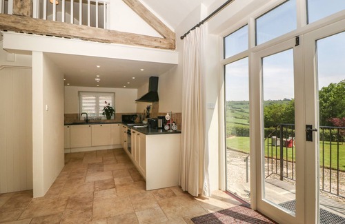 Honiton Cottage | THE HAYLOFT, romantic, with hot tub in Honiton