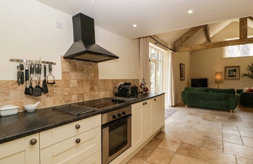 Honiton Cottage | THE HAYLOFT, romantic, with hot tub in Honiton
