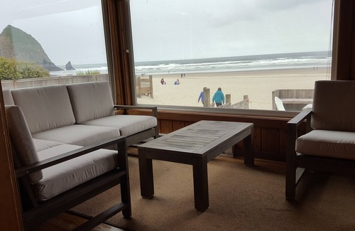 Downtown Cannon Beach House | The Haystack House-Cannon Beach Oceanfront Home Steps to Haystack Rock & Midtown