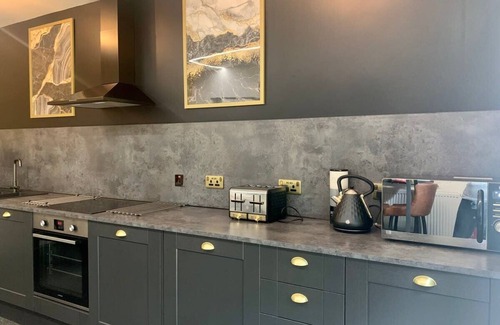 Headingley Apartment | The Headingley House Leeds - Hot Tub - Sleeps Up to 12