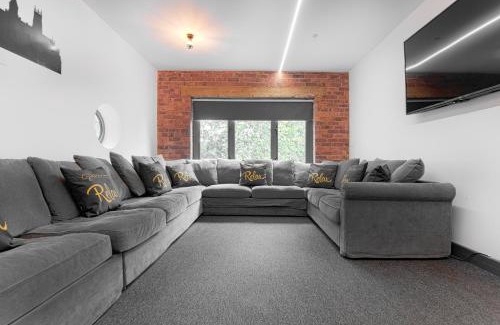 Headingley Apartment | The Headingley House Leeds - Hot Tub - Sleeps Up To 12 - EV Charging