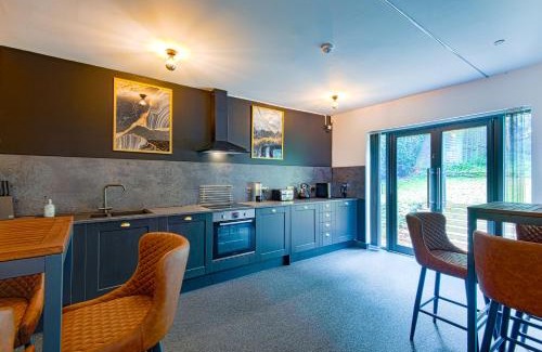 Headingley Apartment | The Headingley House Leeds - Hot Tub - Sleeps Up To 12 - EV Charging