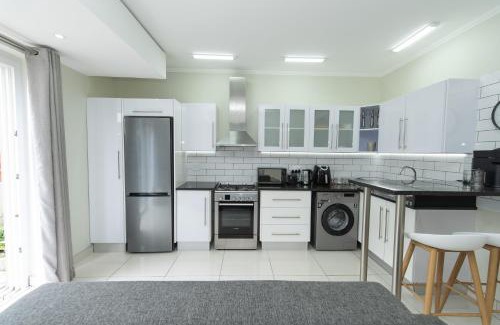 Port Elizabeth Central Apartment | The Healing Hideaway Near St Georges Hospital