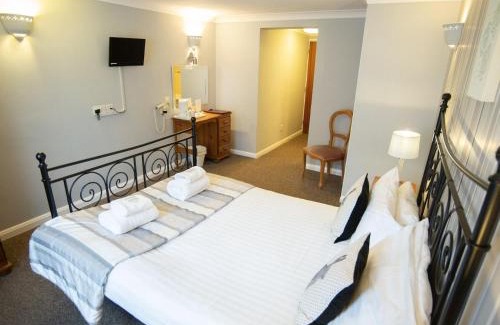 Heath and Reach Hotel | The Heath Inn