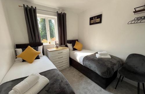 Burton on Trent House | The Heathers - Spacious 3 Bed, Home from Home in Burton