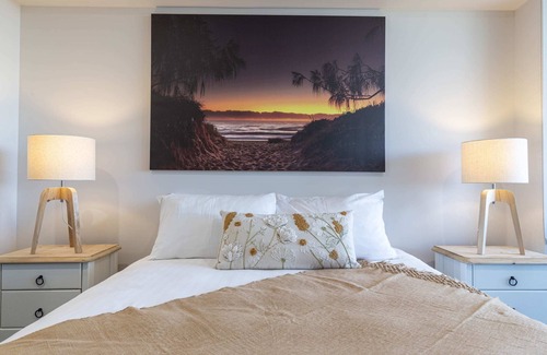 Buddina Apartment | 'The Hedge' Holiday Apartment - Heart of Buddina