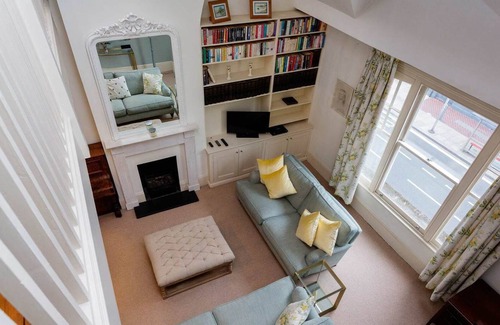 Parsons Green and Walham Apartment | The Height of Relaxation, by Veeve