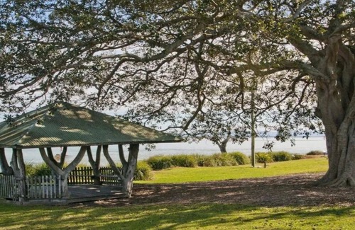 Currarong House | The Heights – short stroll to the Rock Pool