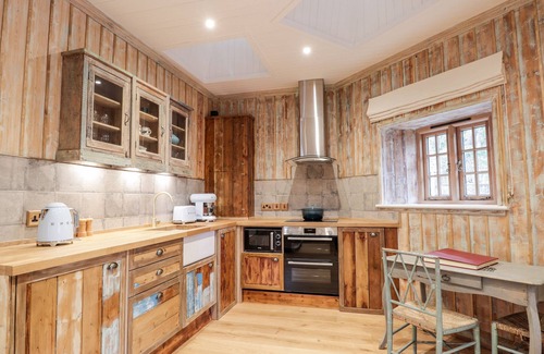 Scaniport Cottage | THE HEN HOUSE, pet friendly, luxury holiday cottage in Kiltarlity