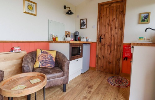 Barnoldswick Cottage | THE HERDSMAN LUXURY SHEPHERDS HUT, pet friendly in Barnoldswick