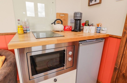 Barnoldswick Cottage | THE HERDSMAN LUXURY SHEPHERDS HUT, pet friendly in Barnoldswick