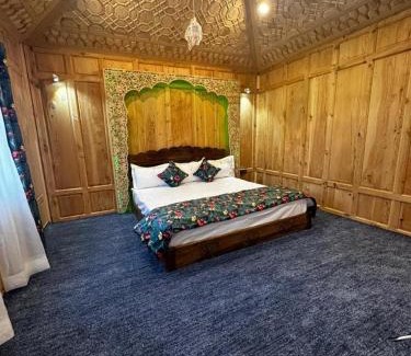 Dal Lake Boat Rental | The Heritage Safina Group Of Houseboats