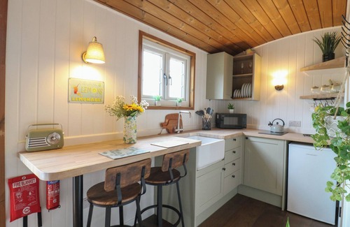 Cambridge Cottage | THE HERON, pet friendly, with hot tub in Bottisham
