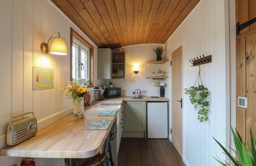 Cambridge Cottage | THE HERON, pet friendly, with hot tub in Bottisham