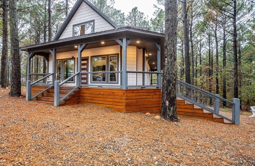 Broken Bow Cabin | *The Hiatus* New Modern Farmhouse Cabin in Broken Bow—Hot Tub, Fire Pit & More