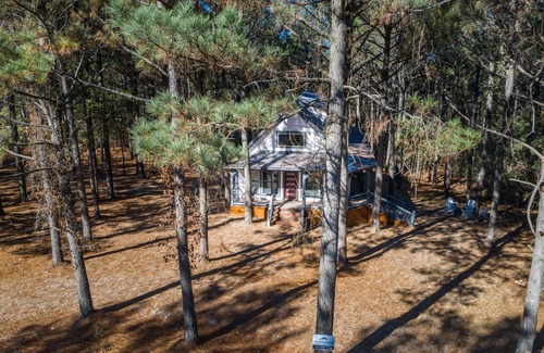 Broken Bow Cabin | *The Hiatus* New Modern Farmhouse Cabin in Broken Bow—Hot Tub, Fire Pit & More