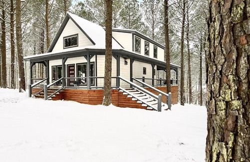 Broken Bow Cabin | *The Hiatus* New Modern Farmhouse Cabin in Broken Bow—Hot Tub, Fire Pit & More
