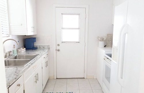 Stuart House | The Hibiscus Haven~ centrally located near hospital/downtown Stuart