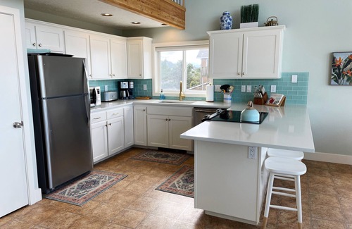 Kiwanda Shores House | The Hibiscus Haven - Panoramic Ocean Views, JUST 20 STEPS TO THE BEACH!