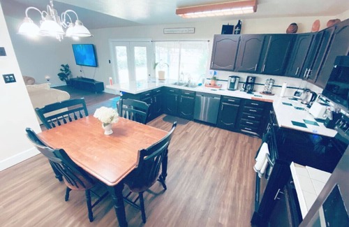 Humble Apartment | The Hideaway 4B/2B House- 10min from IAH
