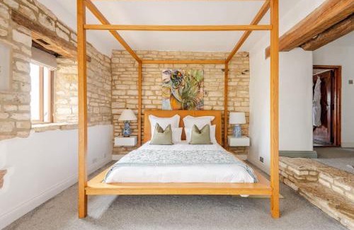 Brimpsfield House | The Hideaway - Authentic Cotswolds Village Living