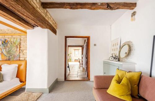 Brimpsfield House | The Hideaway - Authentic Cotswolds Village Living