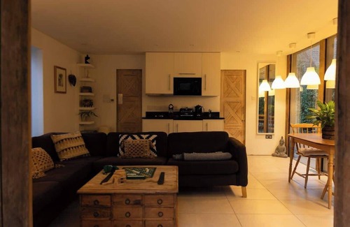 South Cerney Cabin | The Hideaway | Cosy Cotswolds Village Stay for 2