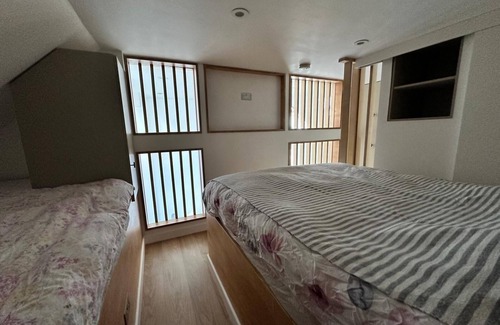 Ravensbury House | The Hideaway. Cosy guest house. EV charger/private entrance/self check in