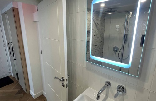 Ravensbury House | The Hideaway. Cosy guest house. EV charger/private entrance/self check in