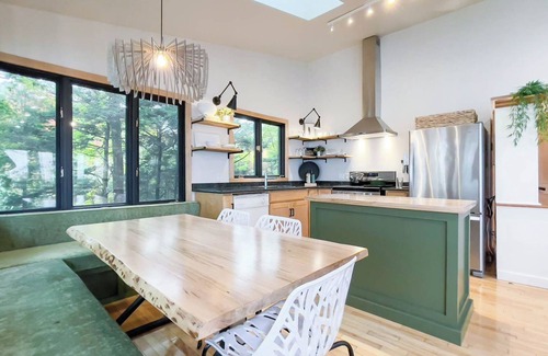 Bluewater Cottage | the Hideaway - King Bed! *Wood Fired Sauna* - Private Lake Access