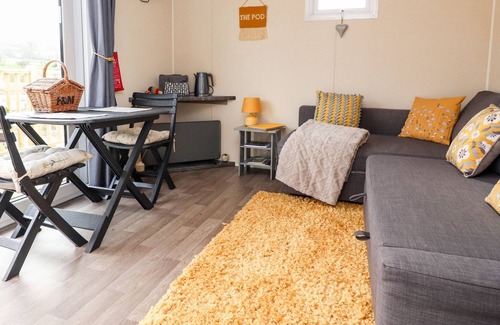 Fence Cottage | THE HIDEAWAY POD, romantic, with a garden in Barrow, Lancashire