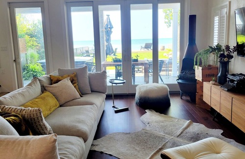 Lakeshore House | The Hideaway- Romantic lakeside retreat with hottub, firepit