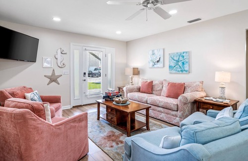 Bid-a-wee Beach House | The Hideaway in BidaWee | 2 minute walk to Private Beach Access | Close to Frank Brown Park