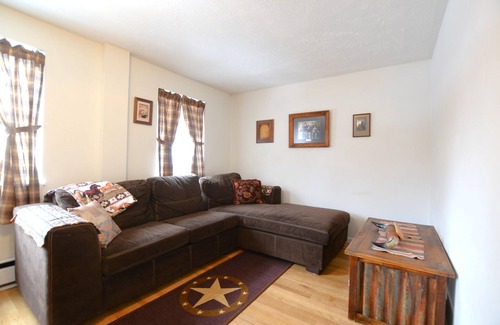 Estes Park Apartment | The Hideout - 2 bedroom condo - right downtown