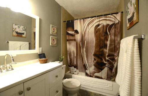 Estes Park Apartment | The Hideout - 2 bedroom condo - right downtown