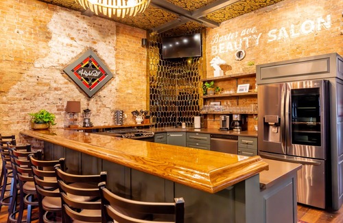 Phoenix Hill House | The Highball * Speakeasy Lounge & Retreat 6BR 5BA