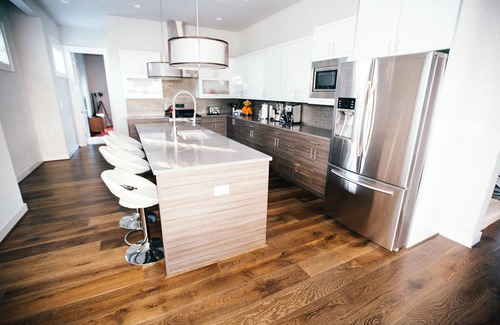 Renton House | ★The Highland House★ Sleeps16+ centralized location★ 6 bdrm w/4 King Beds!