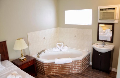 Niagara Falls Hotel | The Highlander Inn