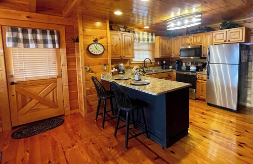 Gatlinburg - Pigeon Forge Cabin | The Highlander -OH THE VIEWS!