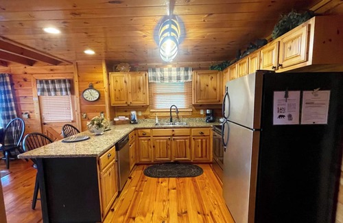 Gatlinburg - Pigeon Forge Cabin | The Highlander -OH THE VIEWS!