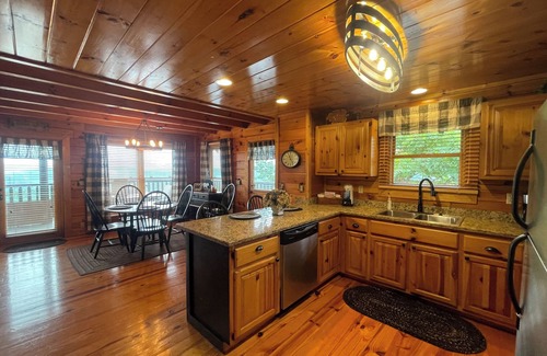 Gatlinburg - Pigeon Forge Cabin | The Highlander -OH THE VIEWS!