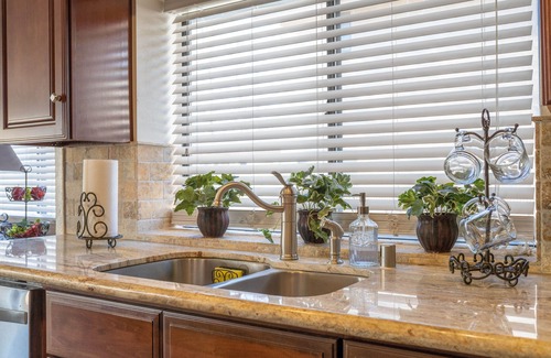 Lancaster House | The Highlight of West Lancaster - 1-3 miles from the Fwy, Parks, and Restaurants