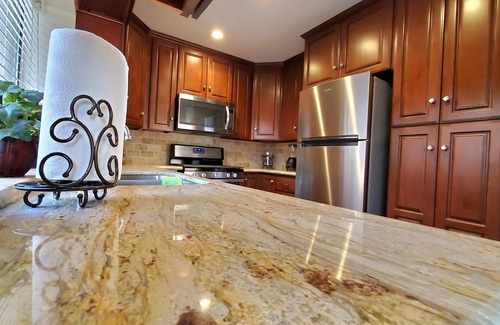 Lancaster House | The Highlight of West Lancaster - 1-3 miles from the Fwy, Parks, and Restaurants