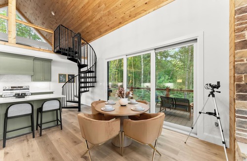 Cleveland Cabin | The Hightower Cabin - Luxury Mountain Cabin - Pickleball - Hot Tub - King Beds