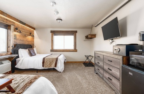West Yellowstone Hotel | The Hilgard Queen Suite