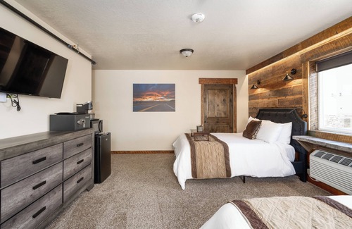 West Yellowstone Hotel | The Hilgard Queen Suite
