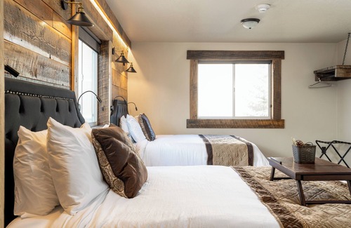 West Yellowstone Hotel | The Hilgard Queen Suite